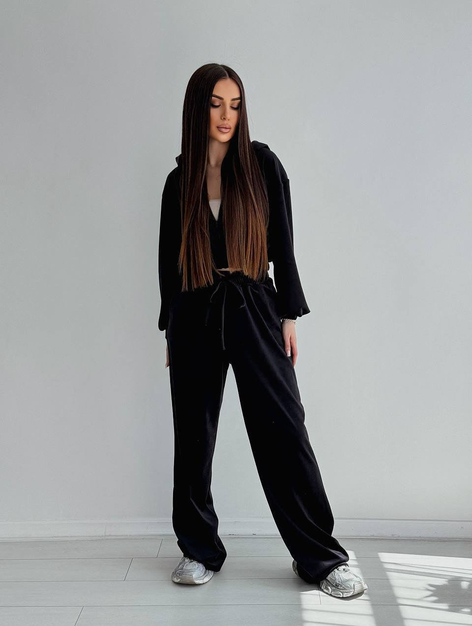 Damen Zweiteiliges Samt-Loungewear-Set mit Cropped-Zipjacke und weiter High-Waist-Sweathose EB