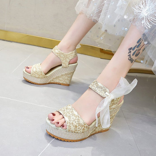 Damen Wedge-Sandalen mit dekorativem Schleifenverschluss und kunstvollem Obermaterial EB