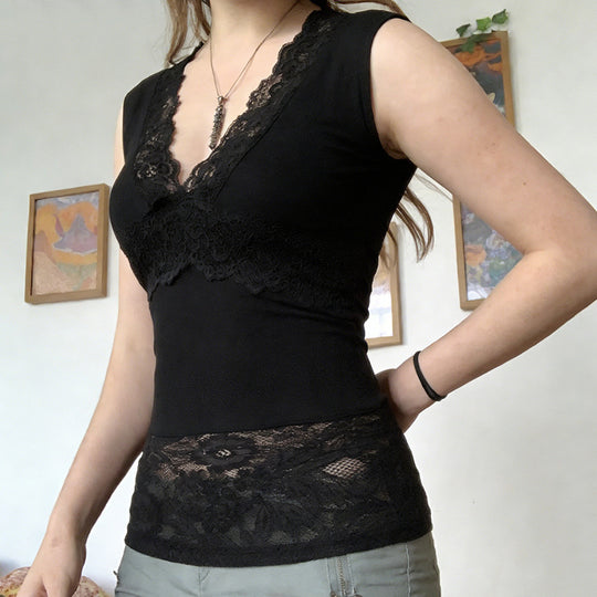 Damen-Spitzen-Tanktop mit tiefem V-Ausschnitt und dekorativen Rüschendetails EB