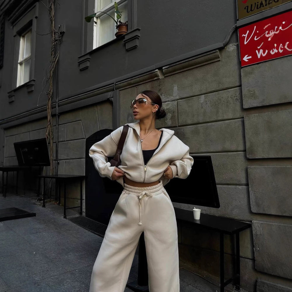 Damen Baumwoll-Mix Cropped Zip-Hoodie mit oversized Kapuze und High‑Waist Wide‑Leg Sweatpants Eichborn Berlin