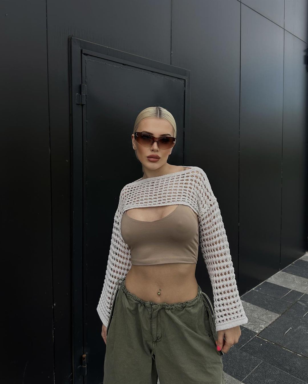 Damen gehäkeltes Crop-Top mit elegantem offenen Design und langen Ärmeln EB
