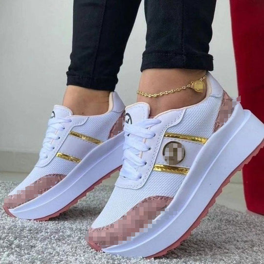 Damen  Plateau-Sneaker mit atmungsaktivem Mesh, Kunstlederbesatz und goldenen Akzentstreifen EB