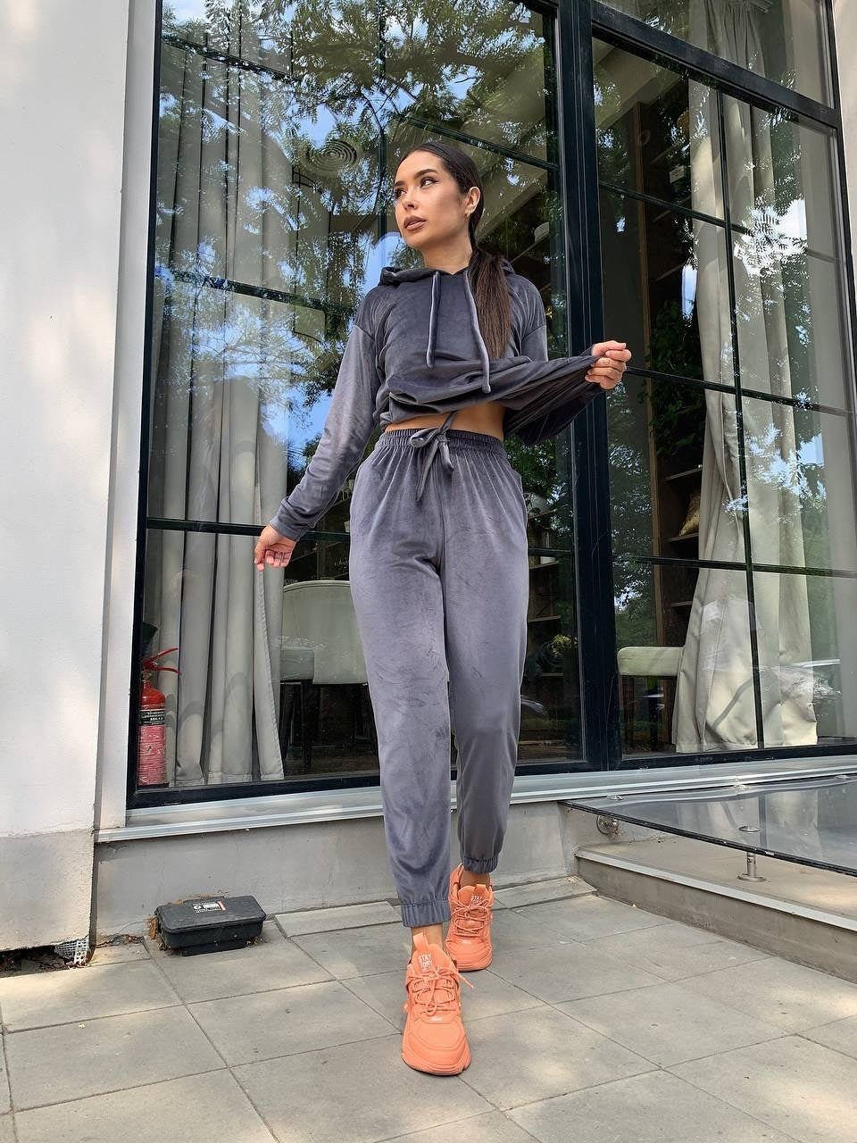 Damen Samt-Loungewear-Set mit kurz geschnittener Kapuzenjacke und Kordelzug-Jogginghose EB