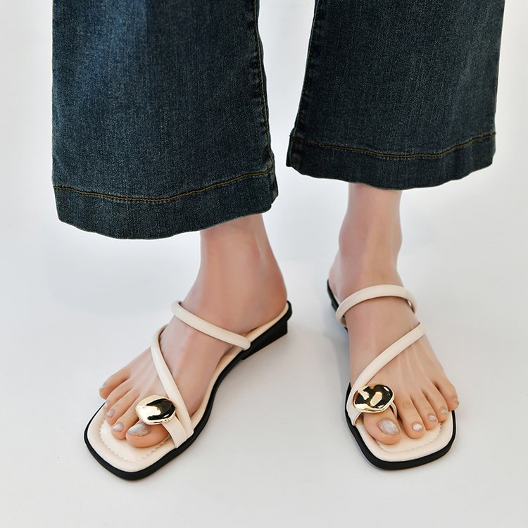 Damen modische Sandaletten mit elegantem Riemendesign und auffälligem Schmuckdetail EB