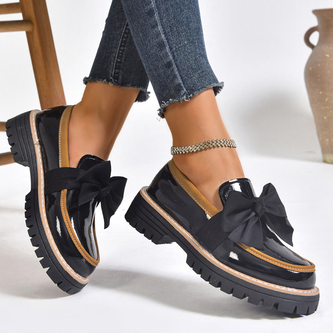 Damen Plateau-Loafer aus Lacklederoptik mit profilierter Gummisohle und Zierschleife EB