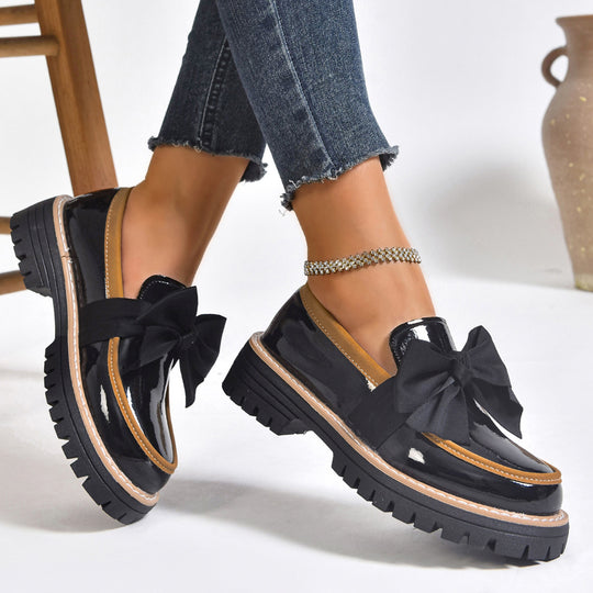 Damen Plateau-Loafer aus Lacklederoptik mit profilierter Gummisohle und Zierschleife EB