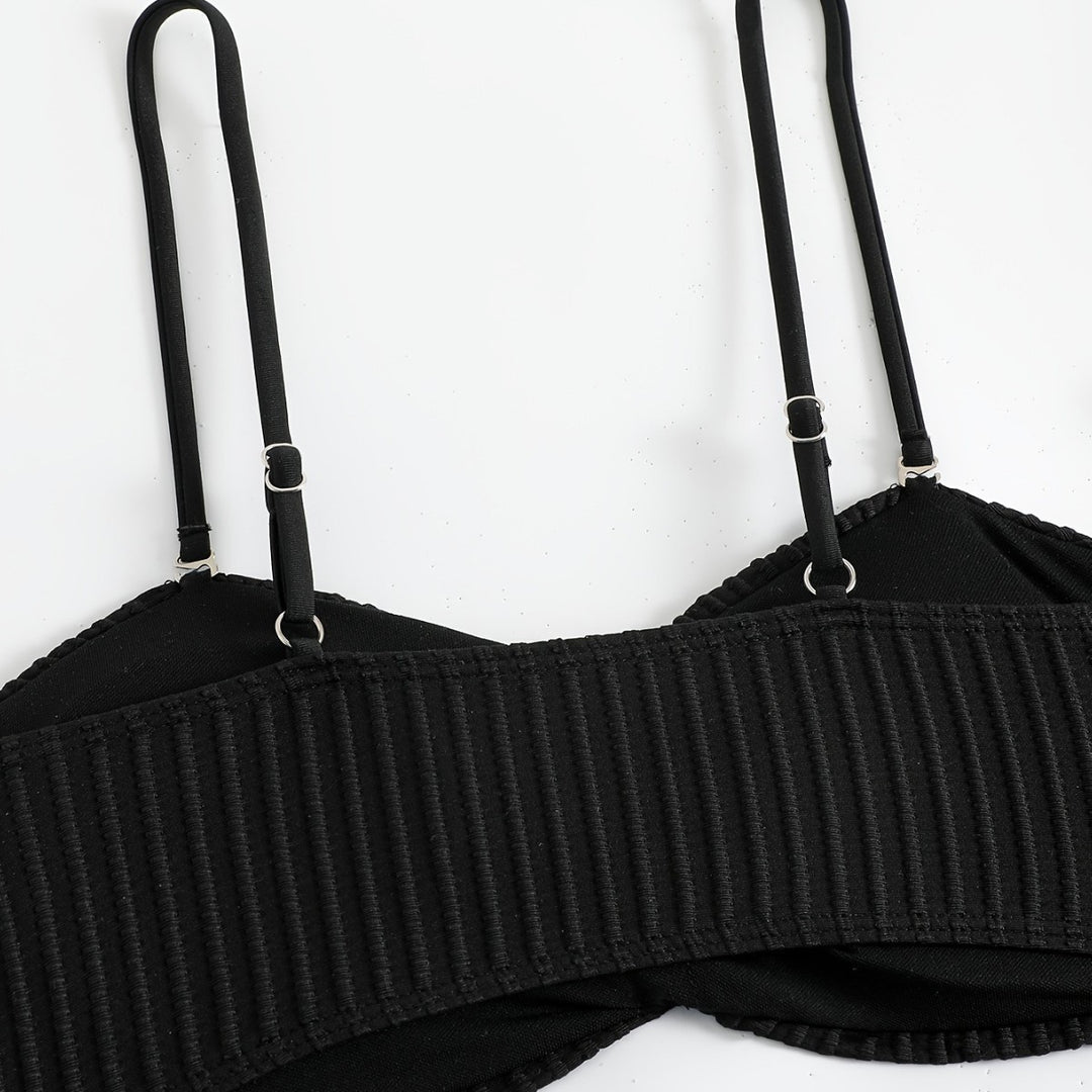 Damen Bikini Set mit elegantem Rüschen-Detail und modischen Kettenakzenten EB