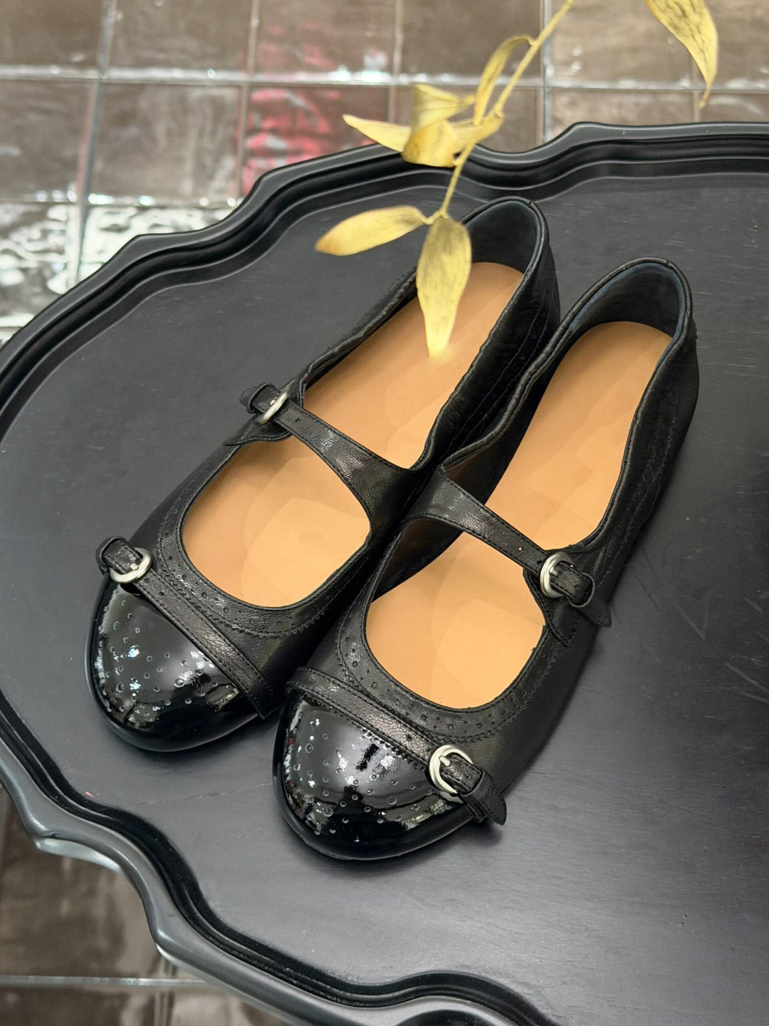 Damen elegante Ballerinas mit schimmerndem Riemchen und dekorativen Pünktchen EB