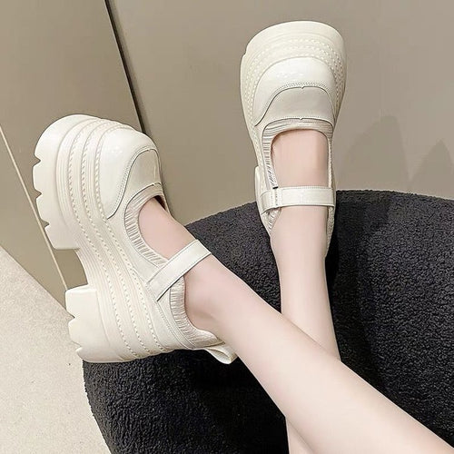 Damen Plateau-Mary-Jane Schuhe mit glänzender Oberfläche und verstellbarem Riemen EB