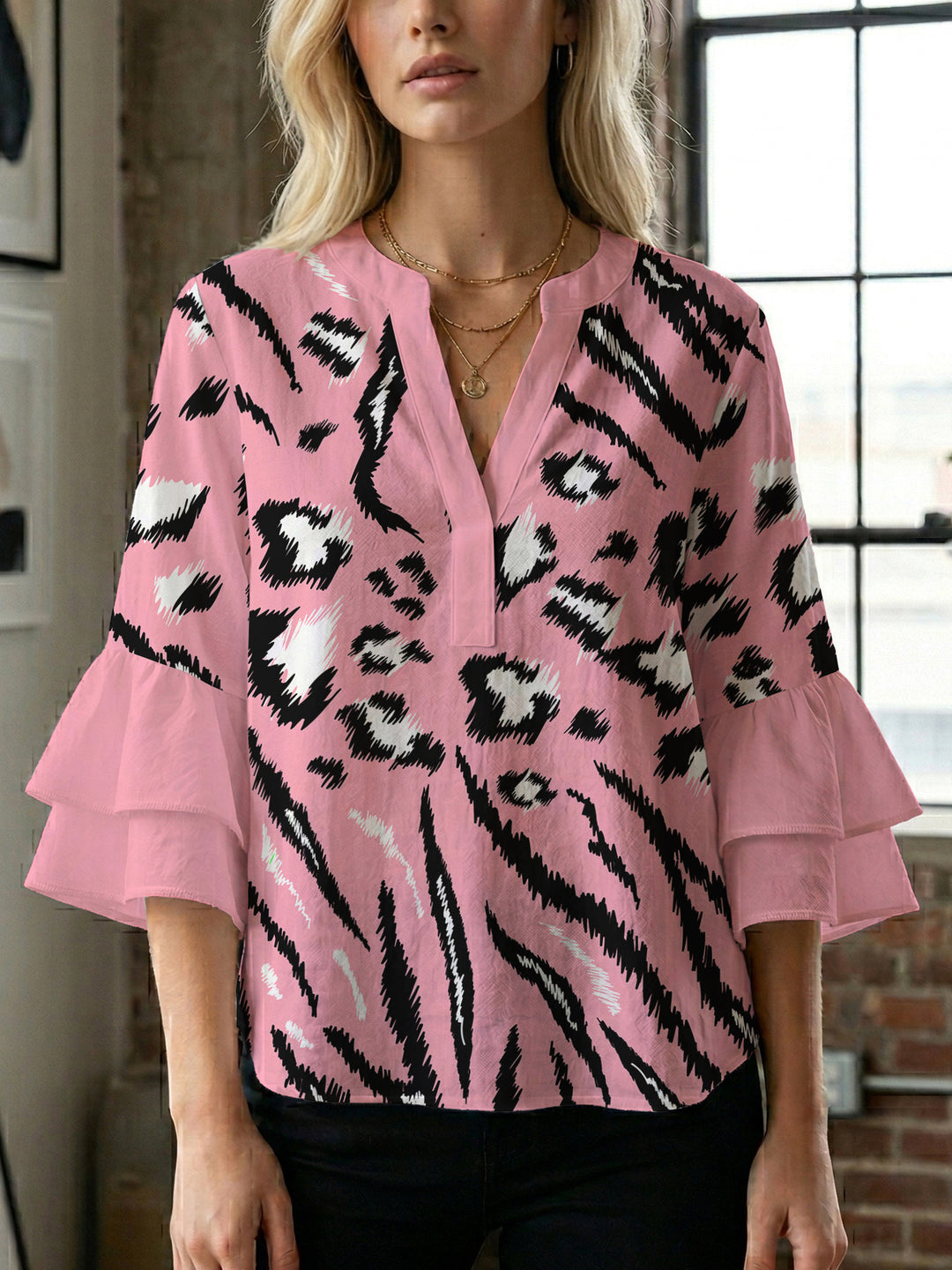 Damen Bluse mit Rüschendetails und auffälligem Animal-Print EB