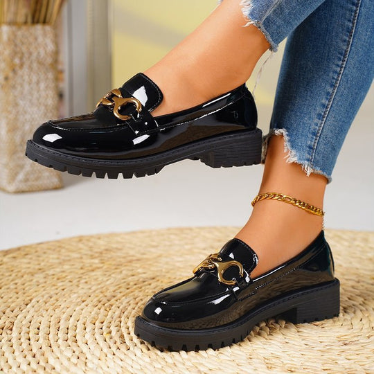Damen nan lackierte Loafer mit profilierter Traktorsohle und goldener Zierkette EB