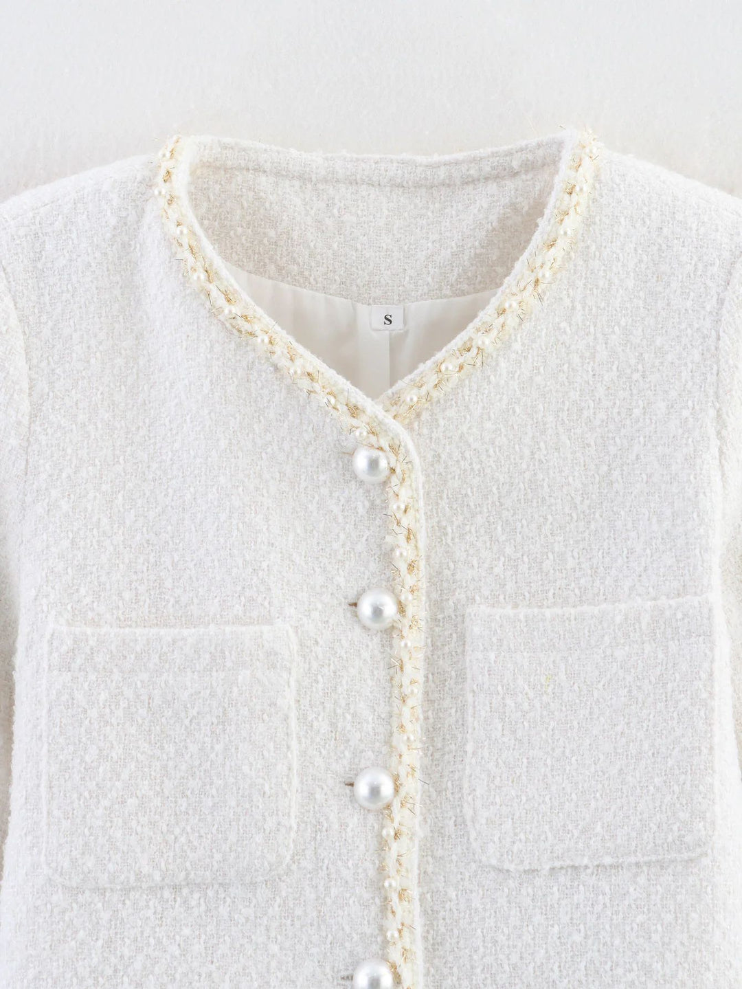 Damen elegante Kurzarmpulloverjacke mit perlverzierten Knöpfen und aufgesetzten Taschen EB