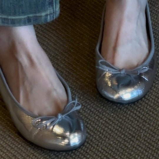 Damen Ballerinas aus glänzendem Leder mit verspieltem Schleifendetail EB