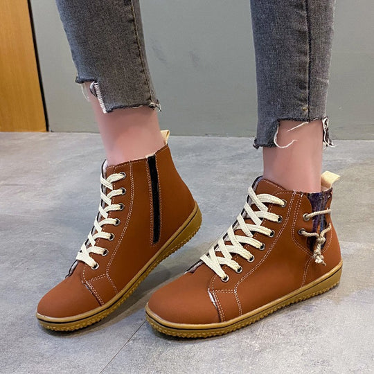 Damen High-Top Sneaker-Boot mit seitlichem Reißverschluss, dekorativem Knöchelriemen und profilierter Gummisohle EB