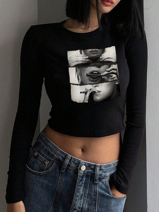 Damen nan figurbetontes langärmeliges Cropped-Shirt mit fotorealistischer Lippen-Collage und schmaler Passform EB