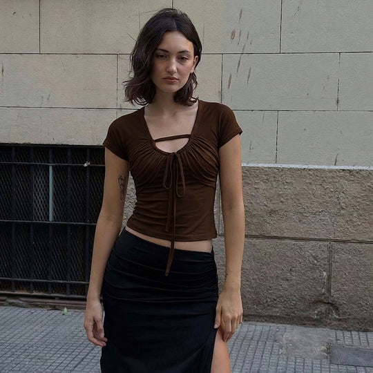 Damen figurbetontes Kurzarm-Top mit Rüschendetails und Bindeband EB