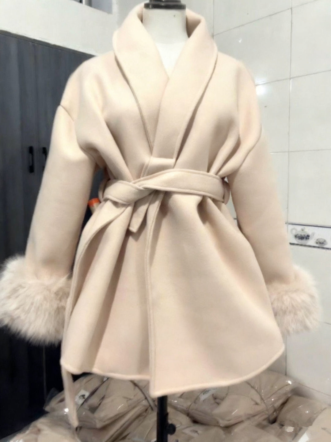 EB | Damen Woll Winterjacke mit Fellmanschetten und Taillengürtel