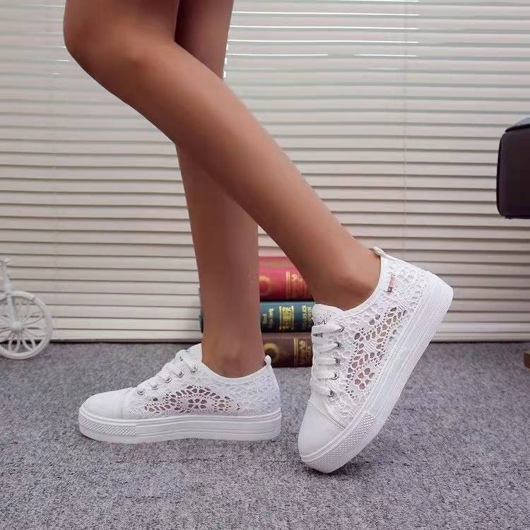 Damen Sneakers mit filigranem Spitzenmuster und rutschfester Sohle EB