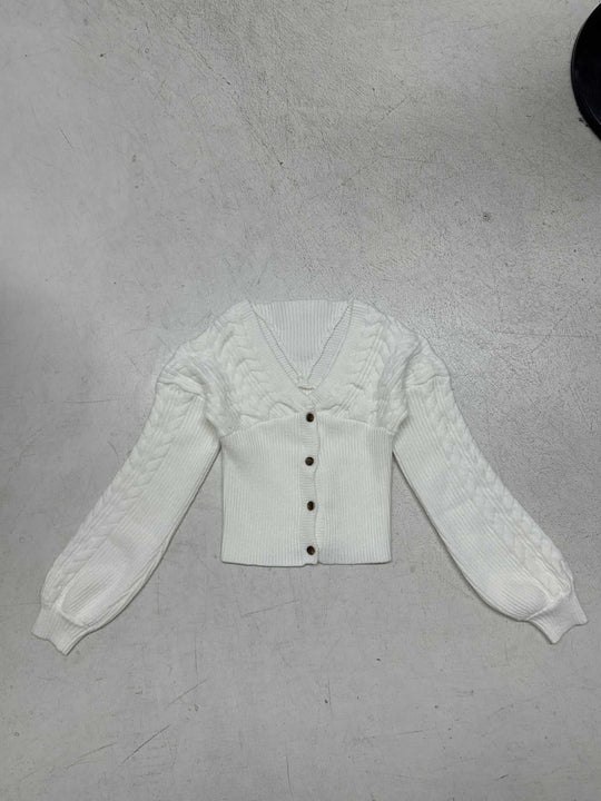 Damen nan taillierter Strickcardigan mit V-Ausschnitt, Zopfmusterärmeln und dekorativen Holzknöpfen EB