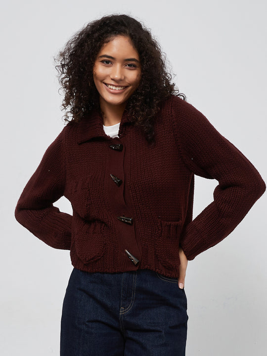 Damen Grobstrickjacke mit dekorativen Knopfdetails und praktischen Taschen EB