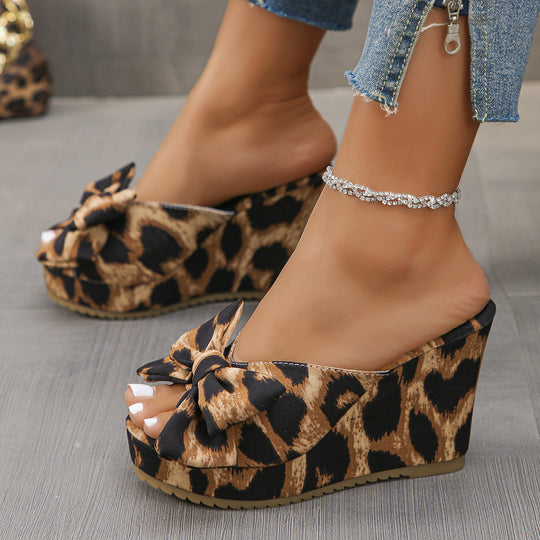 Damen Wedge-Sandalen mit verspieltem Schleifen-Design und tierischer Musterung EB