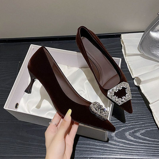 Damen elegante Pumps mit funkelndem Schmuckdetail EB