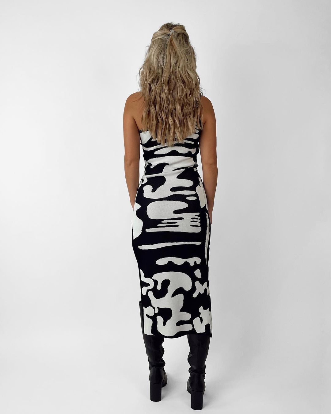 Damen figurbetontes Maxikleid mit asymmetrischem Schnitt und grafischem Muster EB