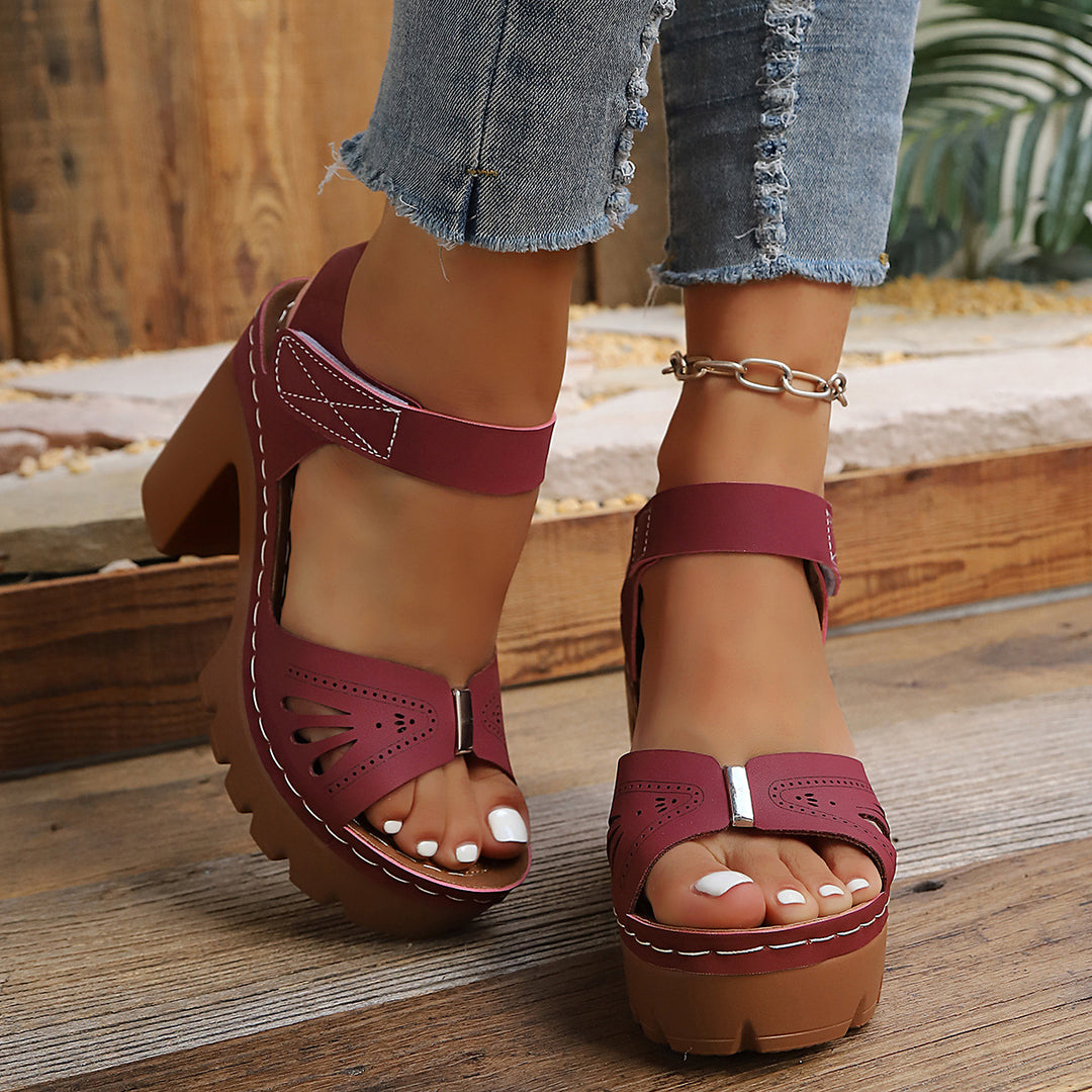 Damen Hochflorige Blockabsatzsandalen mit verspieltem Schnitt EB