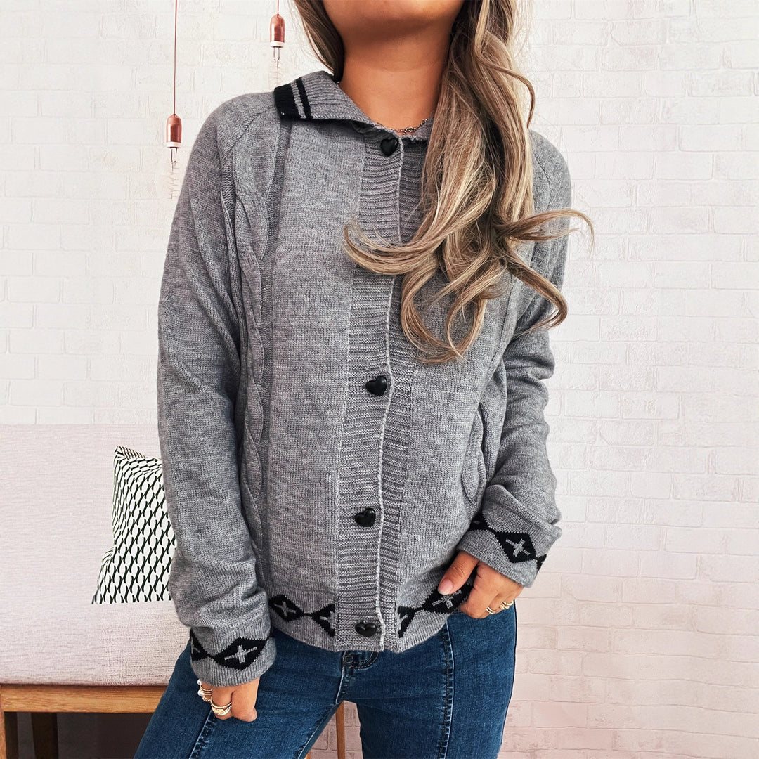 Damen Strickjacke mit kreativem Zopfmuster und modernen Knopfdetails EB