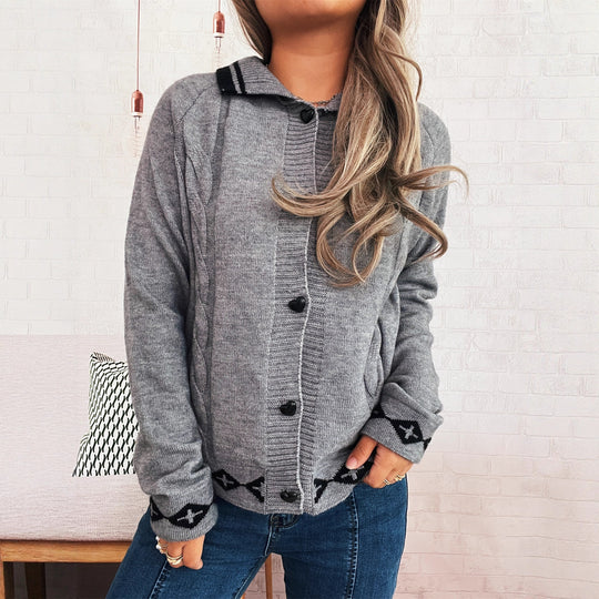 Damen Strickjacke mit kreativem Zopfmuster und modernen Knopfdetails EB