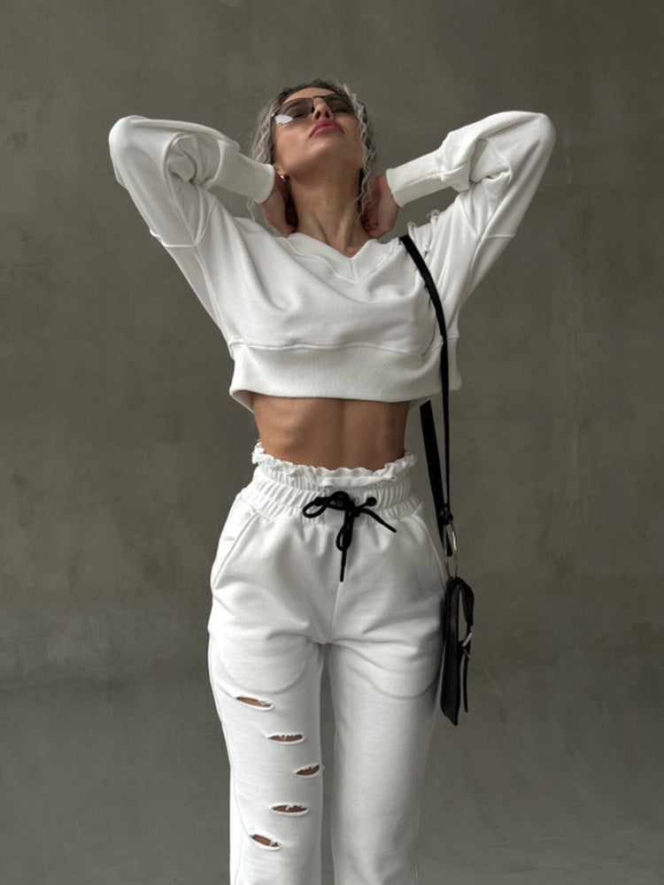 Damen kurzgeschnittenes Sweat-Set mit V-Ausschnitt, Rüschenbund Highwaist Jogginghose und Distressed-Details Eichborn Berlin