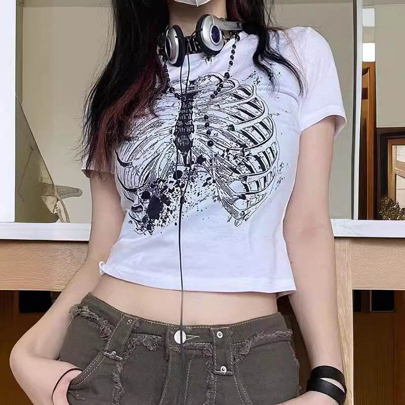 Damen Crop-T-Shirt mit verspieltem Lippenmotiv und modernem Schriftzug EB