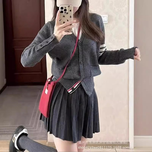 Damen Strickjacke mit hohen Taschen und grafischen Akzenten EB