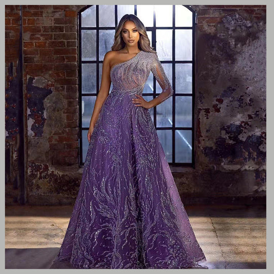 Damen Elegantes Abendkleid mit asymmetrischem Design und funkelnden Applikationen EB