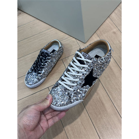 Damen Sneaker mit glitzerndem Obermaterial und kontrastierenden Schnürsenkeln EB