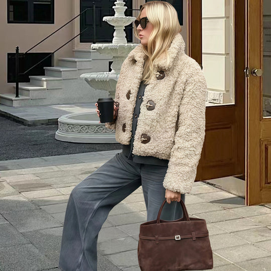 Damen Kunstfelljacke im modischen Cropped-Design mit dekorativen Knöpfen EB