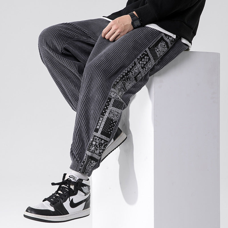 Herren nan Cord-Jogger mit Bandana-Seiteneinsatz, elastischem Bund, schmal zulaufender Knöcheln und geripptem Strukturstoff EB
