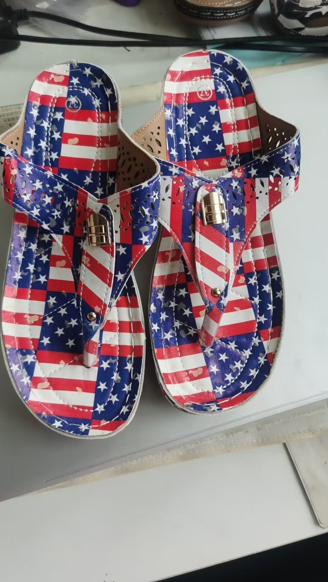 Damen modische Zehentrenner-Sandalen mit patriotischem Design EB