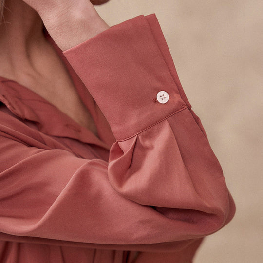Damen Bluse mit eleganter Faltenstruktur und halbhohem Kragen EB