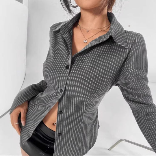Damen Taillierte Nadelstreifen-Bluse mit ausgestellten Manschetten EB