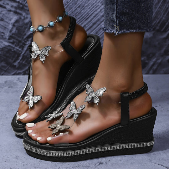 Damen Wedge-Sandaletten mit funkelnden Schmetterlingsapplikationen und transparenten Riemen EB