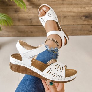 Damen Komfortable Zehentrenner-Sandalen mit perforierten Details EB