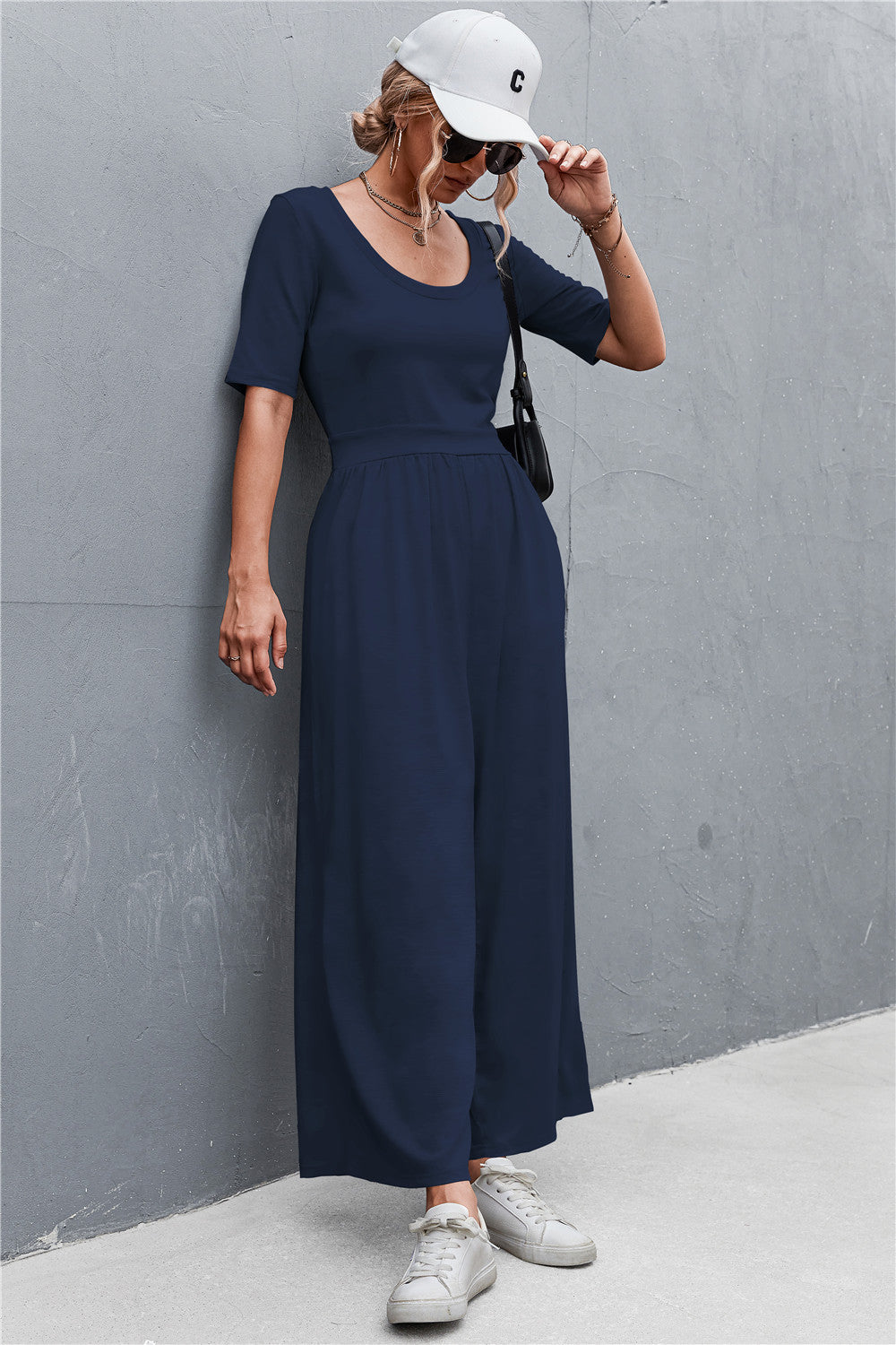 Damen Jumpsuit mit weitem Bein und elegantem Rundhalsausschnitt EB