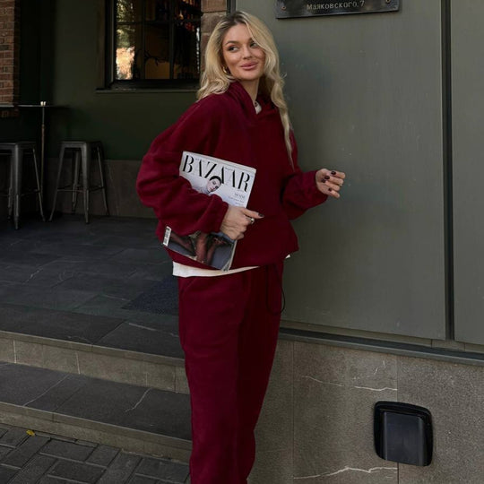 Damen kuscheliges Sweat-Set mit extralangem Kapuzenpullover, verdeckter Kängurutasche und schmal zulaufender Bündchenhose Eichborn Berlin