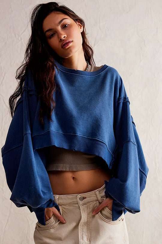 Damen cropped Oversize-Sweatshirt mit Daumenloch, fransigem Saum und weitem Raglanärmel Eichborn Berlin