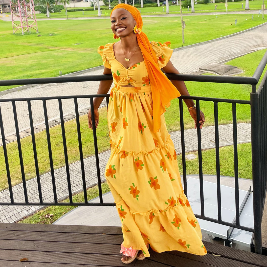 Damen Maxikleid mit voluminösen Rüschen und floralen Akzenten EB