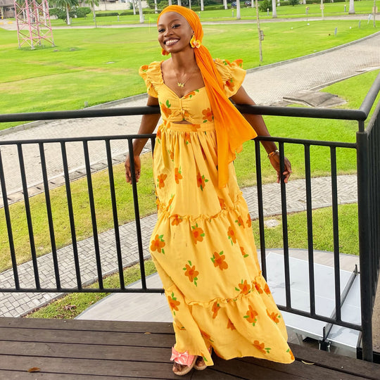 Damen Maxikleid mit voluminösen Rüschen und floralen Akzenten EB