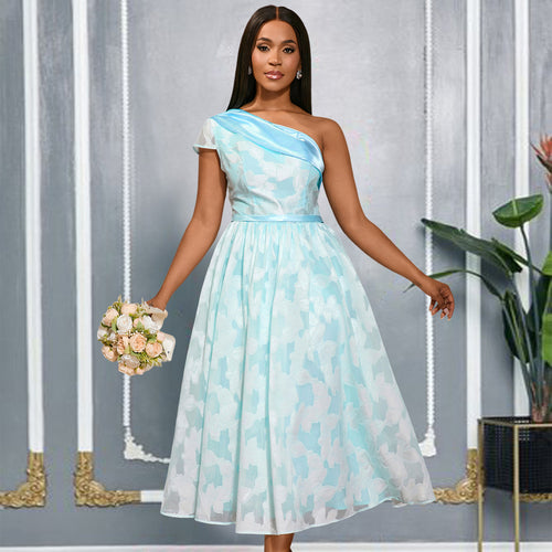 Damen Cocktailkleid mit asymmetrischem Design und floralen Akzenten EB