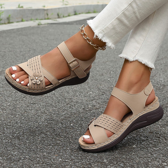 Damen komfortable Riemensandalen mit verstellbaren Klettverschlüssen und floralen Akzenten EB