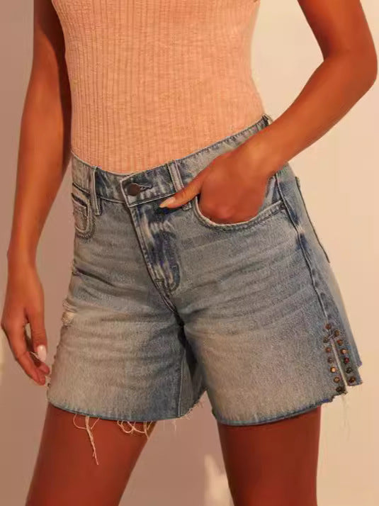 Damen Freizeit Jeans-Shorts mit modischen Nieten und angesagtem Fransen-Saum EB